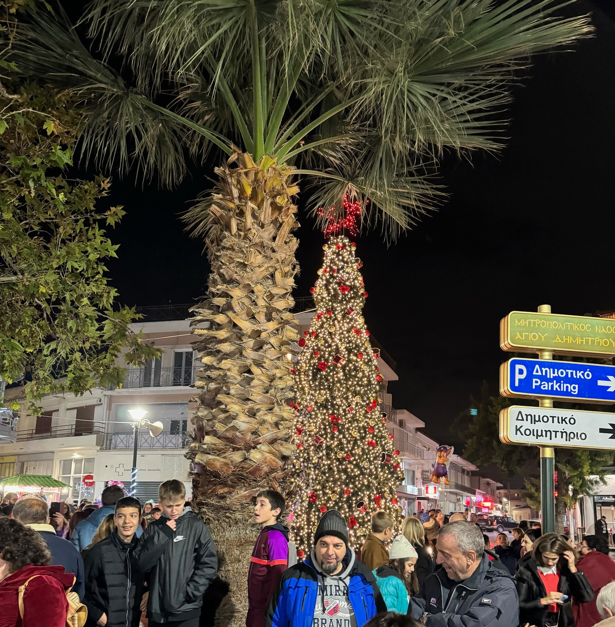Με πλούσιο εορταστικό πρόγραμμα και μελωδίες η φωταγώγηση των Χριστουγεννιάτικων Δέντρου του Λαυρίου και της Κερατέας