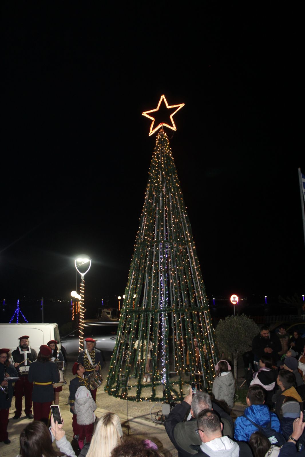Τα παιδιά άναψαν το χριστουγεννιάτικο δέντρο στο Χαλκούτσι 