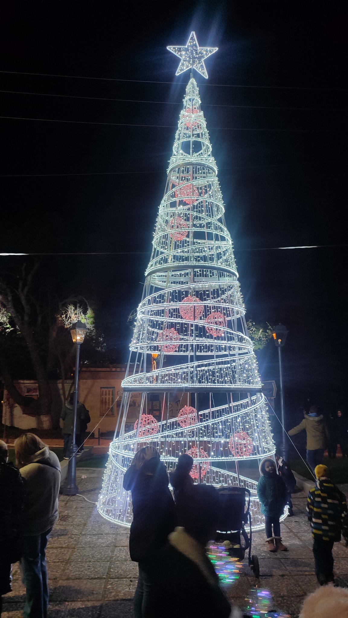 Φωταγωγήθηκε το Χριστουγεννιάτικο Δέντρο του Δήμου Διονύσου σε χαρούμενο και εορταστικό κλίμα 