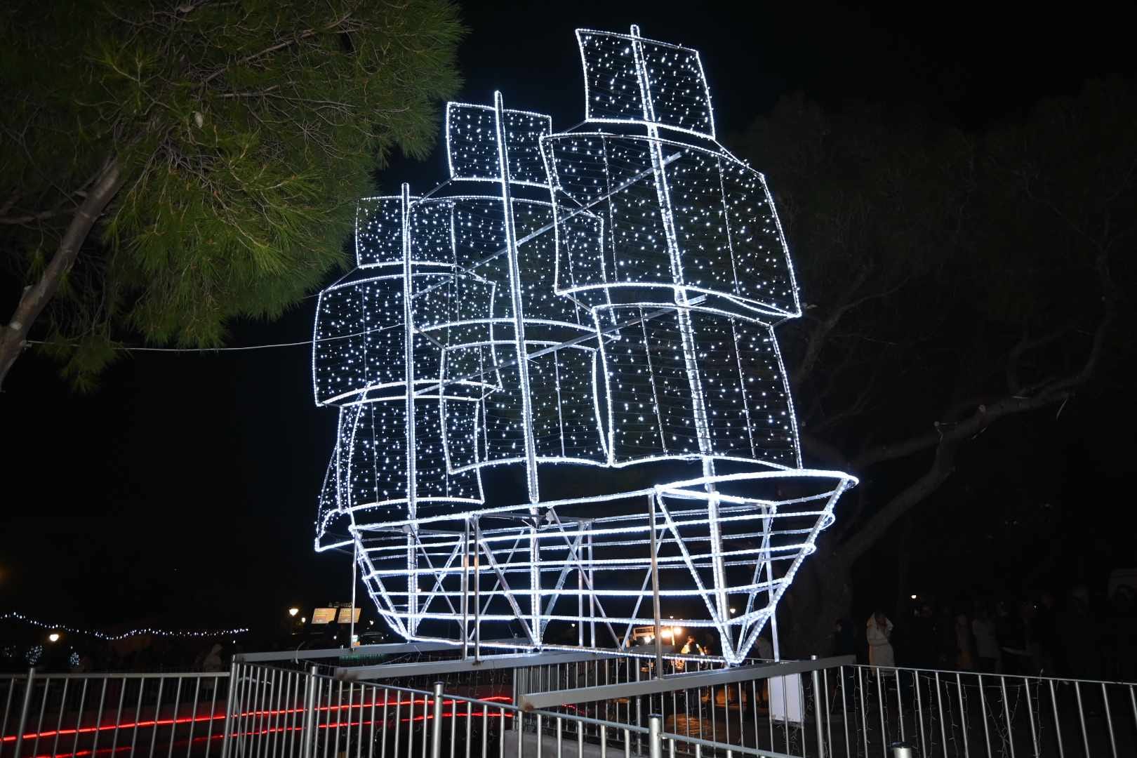 Τα γιορτινά της "φόρεσε" η πλατεία Θρακομακεδόνων και υποδέχθηκε πλήθος κόσμου στο άναμμα του πατροπαράδοτου χριστουγεννιάτικου καραβιού
