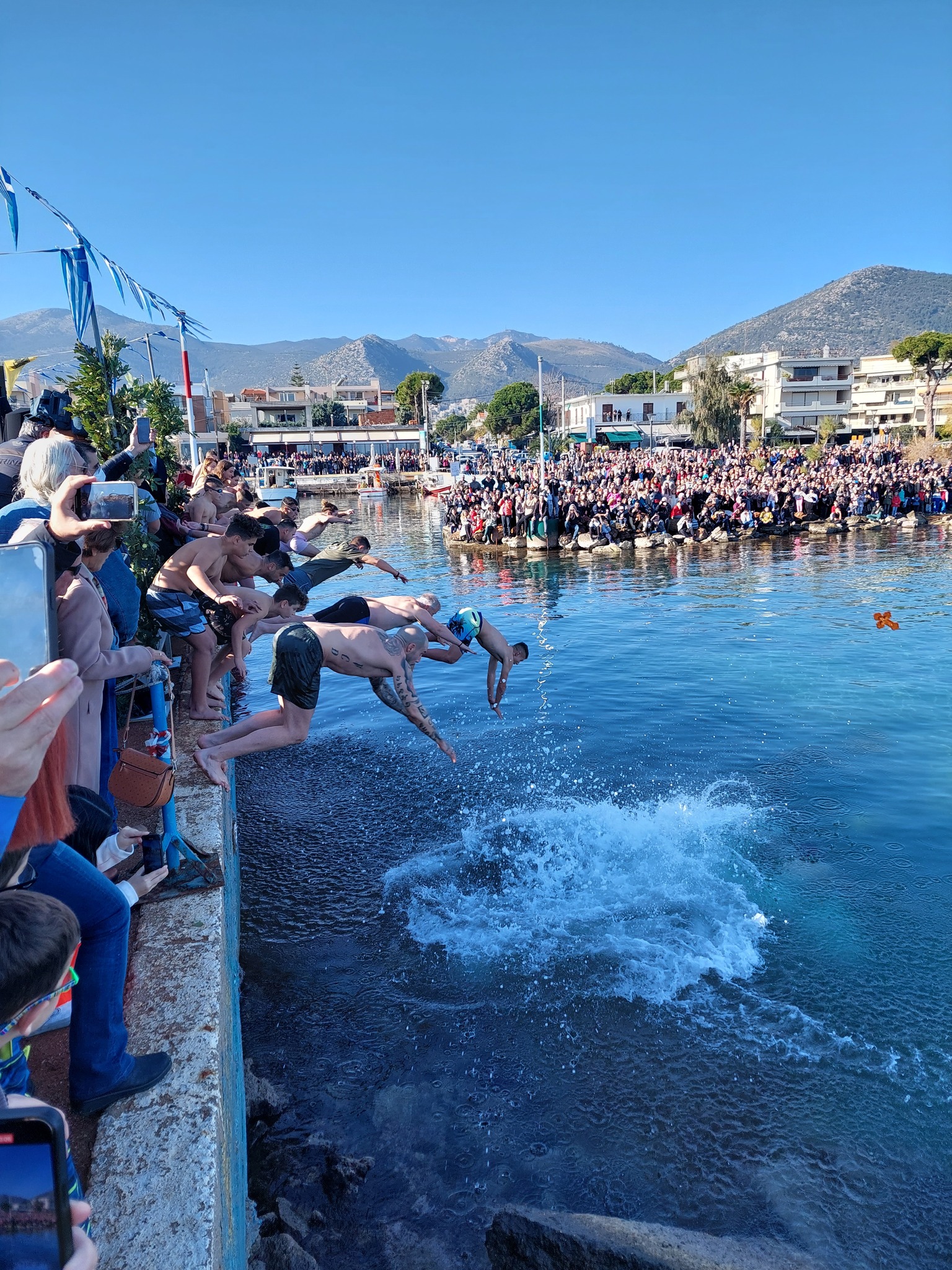 Αγιασμός των υδάτων – Κατάδυση Τιμίου Σταυρού στο Δήμο Μαραθώνος