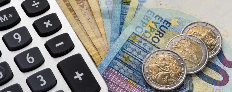 Φύλλο και φτερό χιλιάδες γονικές παροχές και δωρεές από την εφορία: Πρόστιμα για μεταφορές χρημάτων
