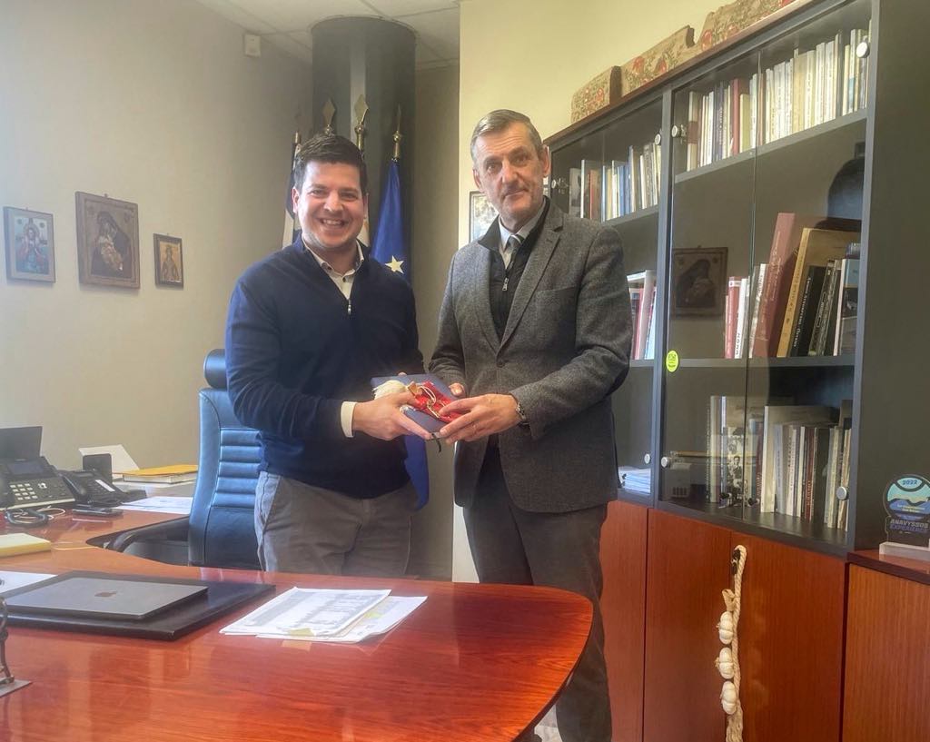 Συνάντηση εργασίας του Δημάρχου Σαρωνικού, Δημήτρη Παπαχρήστου, με τον Γραμματέα Αποκεντρωμένης Διοίκησης Αττικής, Γρηγόρη Ζαφειρόπουλο. 
