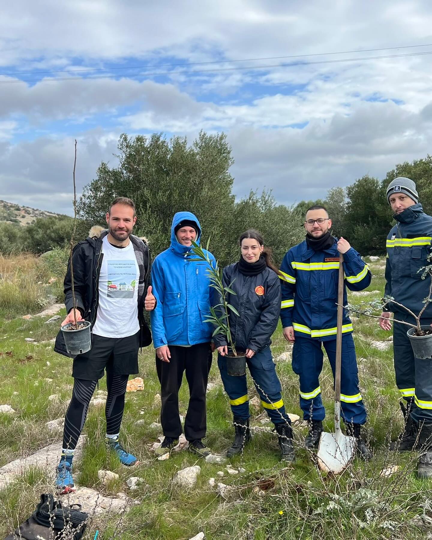Με απόλυτη επιτυχία πραγματοποιήθηκε η δενδροφύτευση που οργανώθηκε από τον Δήμο Βάρης, Βούλας, Βουλιαγμένης 