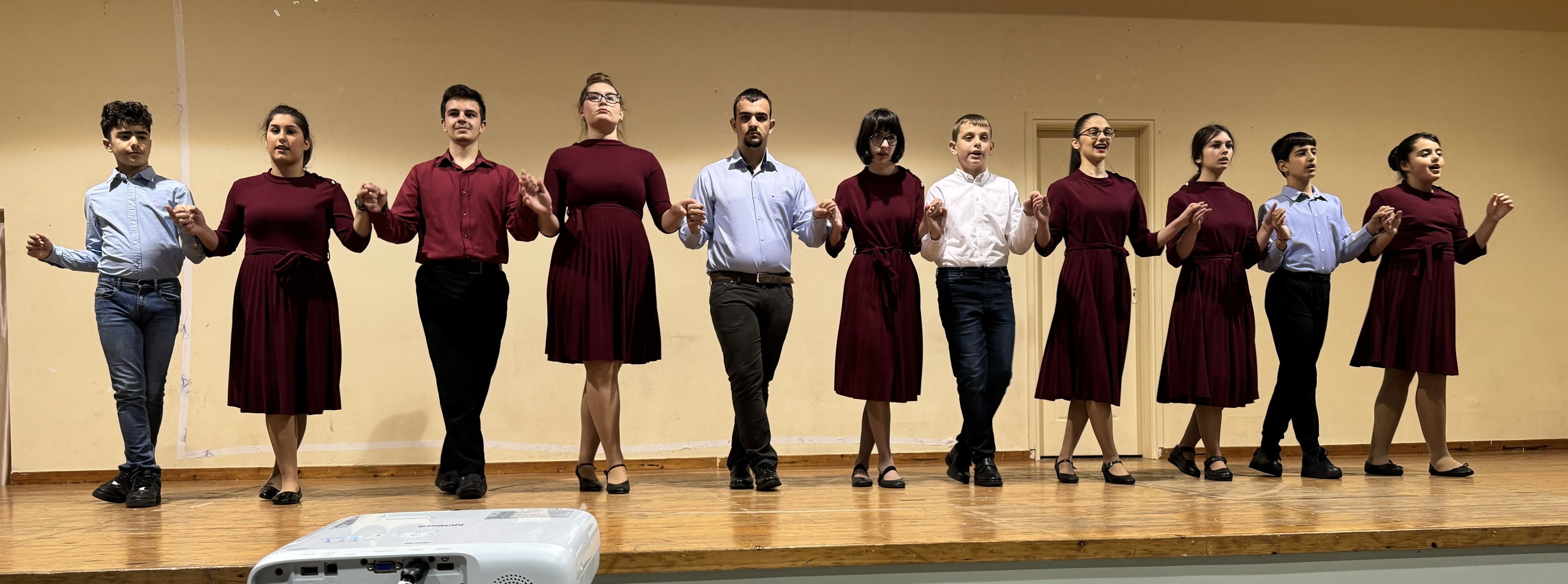 Υπέροχη η μουσικοχορευτική εκδήλωση του Λαογραφικού Συλλόγου Κερατέας «ΑΠΟΛΛΩΝ»