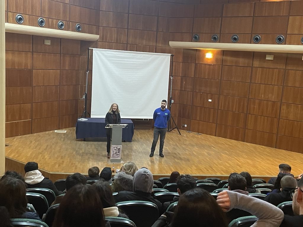 H Ομάδα Περιβάλλοντος του 1ου ΓΕΛ Καλυβίων μαθαίνει για την ανακύκλωση και την κυκλική οικονομία.
