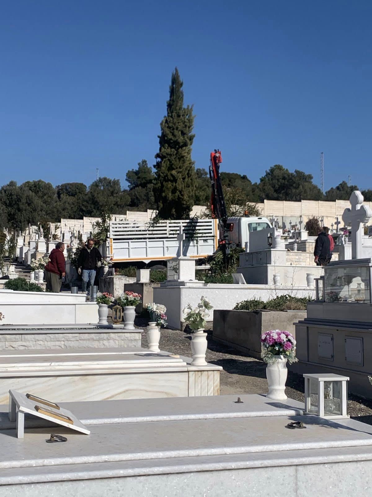 Συγκρότηση, οργάνωση και συντονισμός του συνεργείου πρασίνου για την καθαριότητα και ευπρέπεια των χώρων του κοιμητηρίου Σπάτων