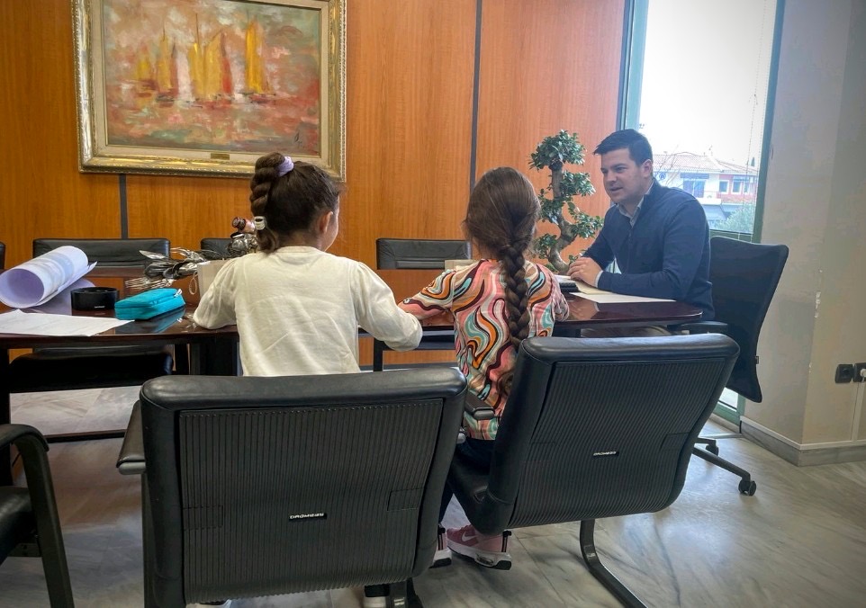 Ο Δήμαρχος Σαρωνικού, Δημήτρης Παπαχρήστου, σε μια ξεχωριστή συνέντευξη σε μαθήτριες Δημοτικού