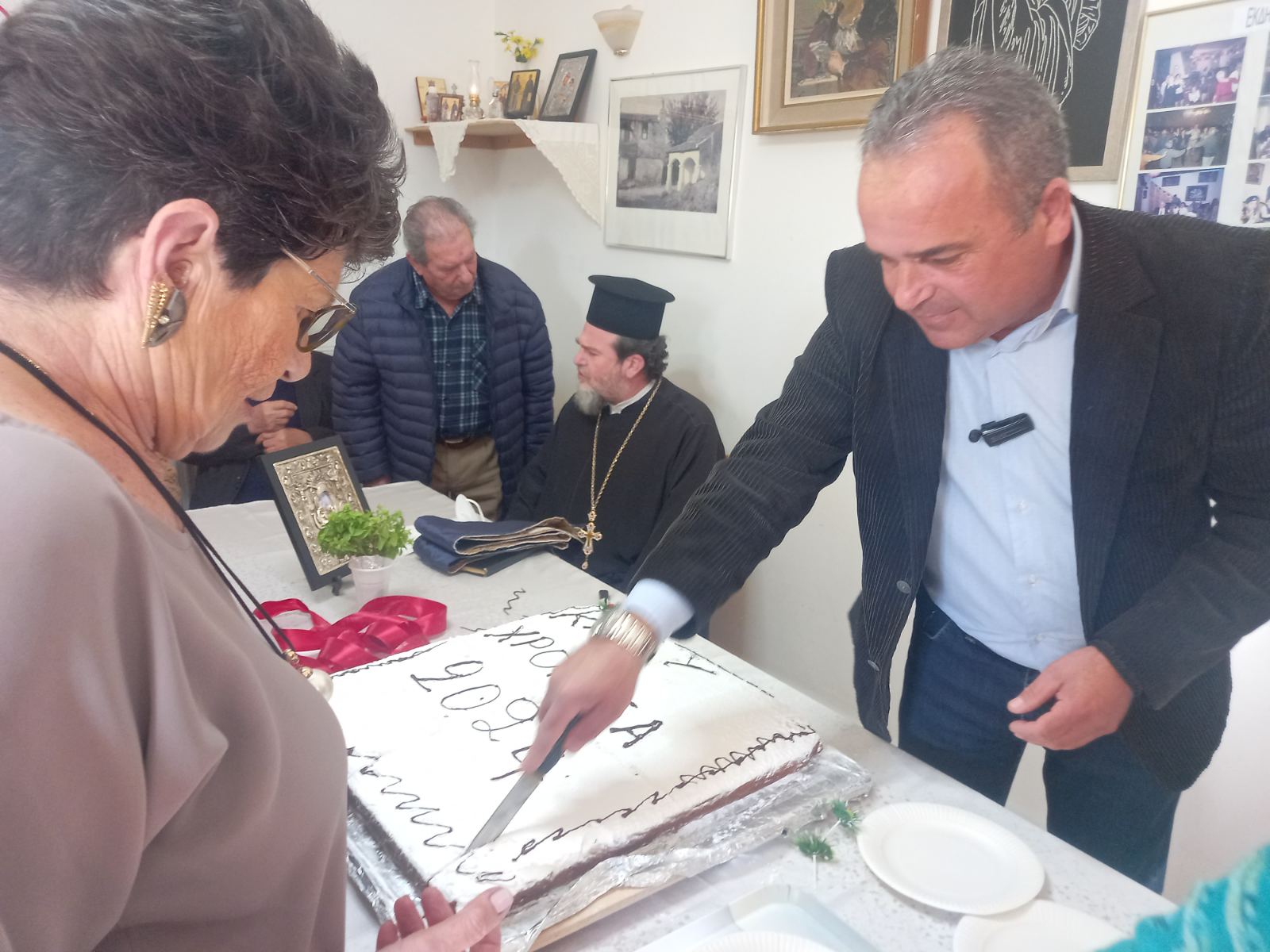 Με πολλές ευχές και χαμόγελα τα ΚΑΠΗ Γραμματικού, Νέας Μάκρης και Μαραθώνα έκοψαν την καθιερωμένη τους βασιλόπιτα