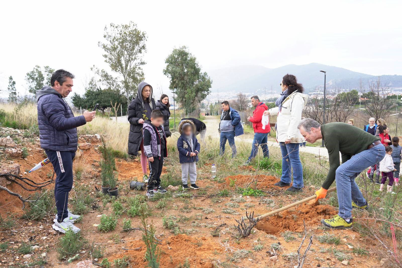 Σφραγίστηκε με μεγάλη επιτυχία η πρώτη δράση για το 2024 δενδροφύτευσης στα καμμένα της Ανθούσας