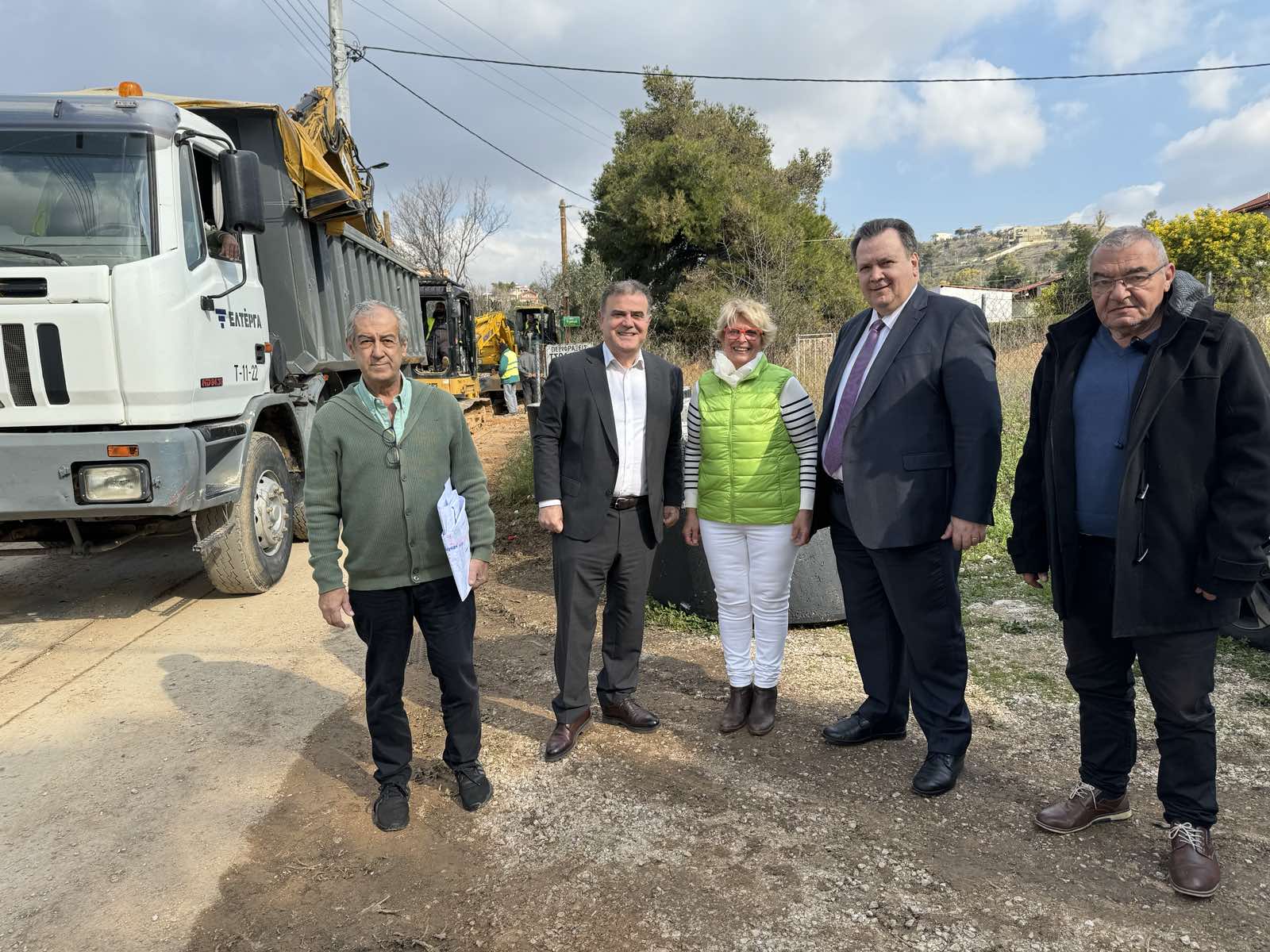 Αυτοψία πραγματοποίησε ο Δήμαρχος Παλλήνης σε περιοχή του Λόφου Παλλήνης, όπου πραγματοποιείται το έργο του δικτύου αποχέτευσης της ΕΥΔΑΠ