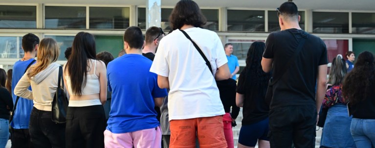 Μπλόκο στα κινητά μέσα στα σχολεία: Γιατί πάρθηκε τώρα η απόφαση - Τι κάνουν άλλες χώρες της Ευρώπης
