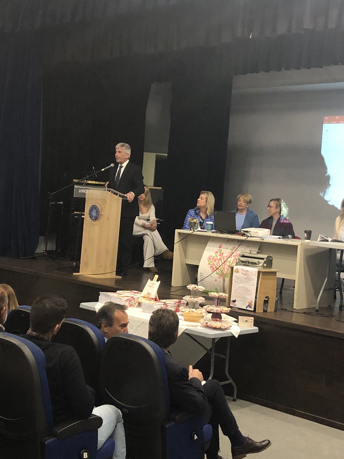 Το «γλυκάκι της Άνοιξης» το βιβλίο που συνενώνει μέλη και φίλους των ΚΔΑΠ-ΜΕΑ Δήμου Κρωπίας παρουσιάστηκε στο αμφιθέατρο του Δημαρχείου Κορωπίου