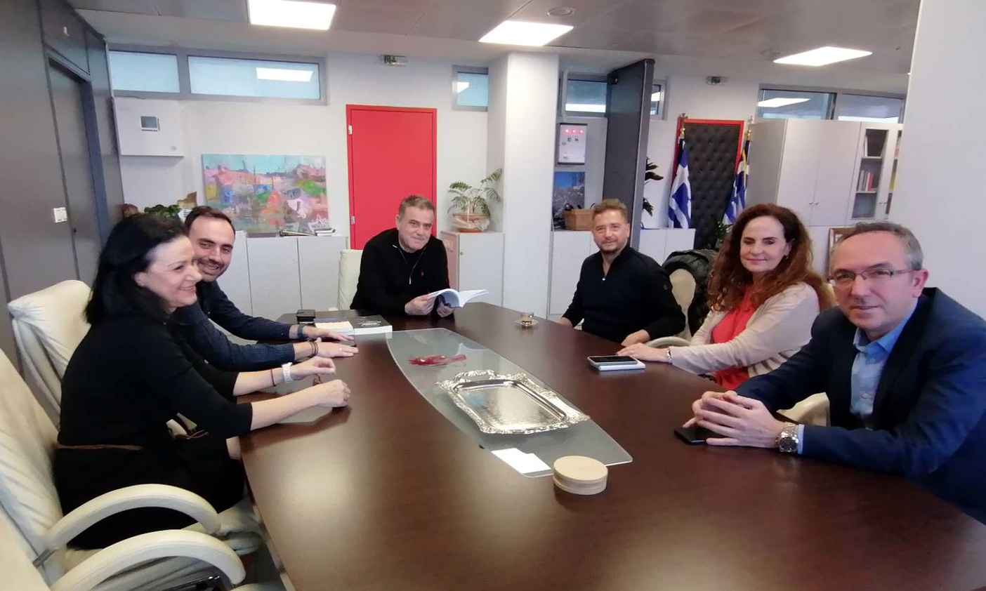 Στην πρόσκληση του Δημάρχου Παλλήνης Χρήστου Αηδόνη ανταποκρίθηκε η ΕΛΛΗΝΟΕΚΔΟΤΙΚΗ η οποία δήλωσε την πρόθεσή της να «υιοθετήσει» τέσσερα Σχολεία του Δήμου