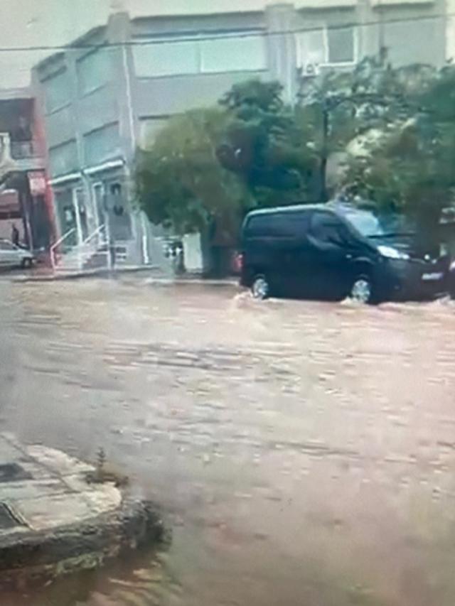 Μετά τις φωτιές, οι πλημμύρες, με το πρωτοβρόχι οι Αχαρνές πλημμύρισαν 