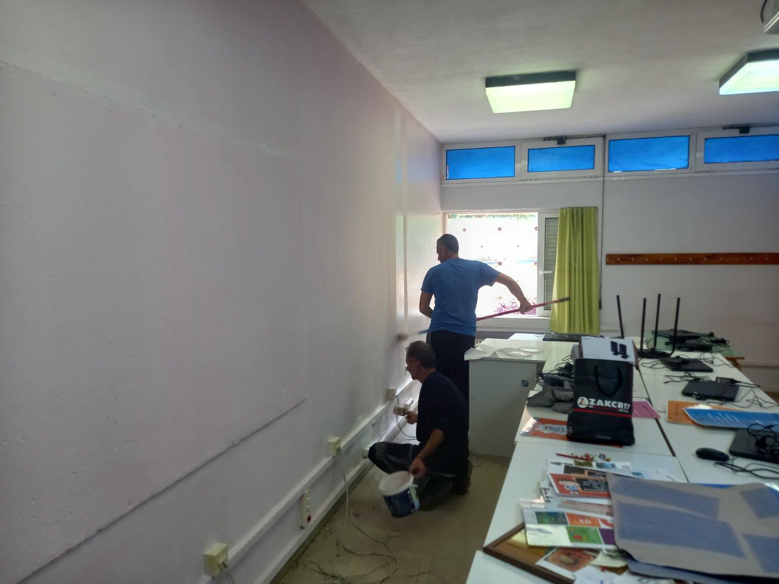 Πραγματοποιήθηκε βαφή στην αίθουσα πολλαπλών χρήσεων στο 1ο Δημοτικό σχολείο Νέας Μάκρης