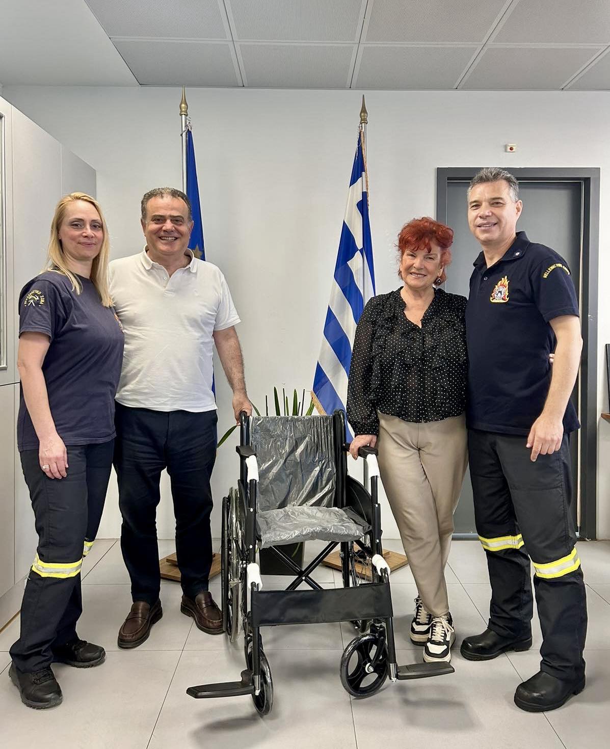 Ένα Αναπηρικό Αμαξίδιο παραδόθηκε στο Δήμο Παλλήνης, στο πλαίσιο της κοινωνικής προσφοράς του Πυροσβεστικού Σώματος