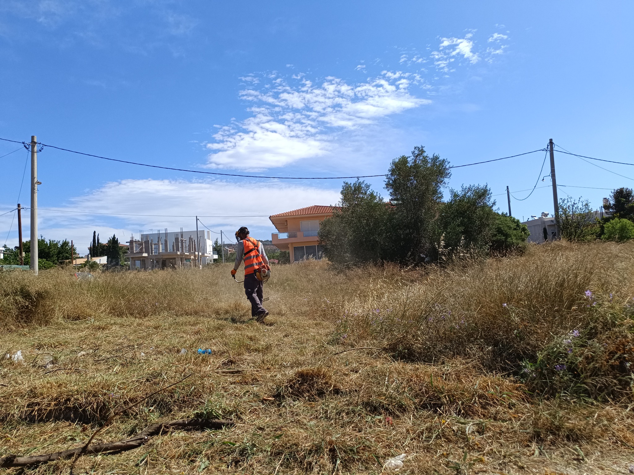 Σε πλήρη εξέλιξη οι εργασίες αποψίλωσης στα κοινόχρηστα οικόπεδα του Δήμου Παιανίας