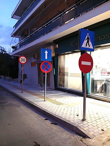 Όταν ακόμη και οι πινακίδες εκθέτουν τη δημοτική αρχή Τσίρκα