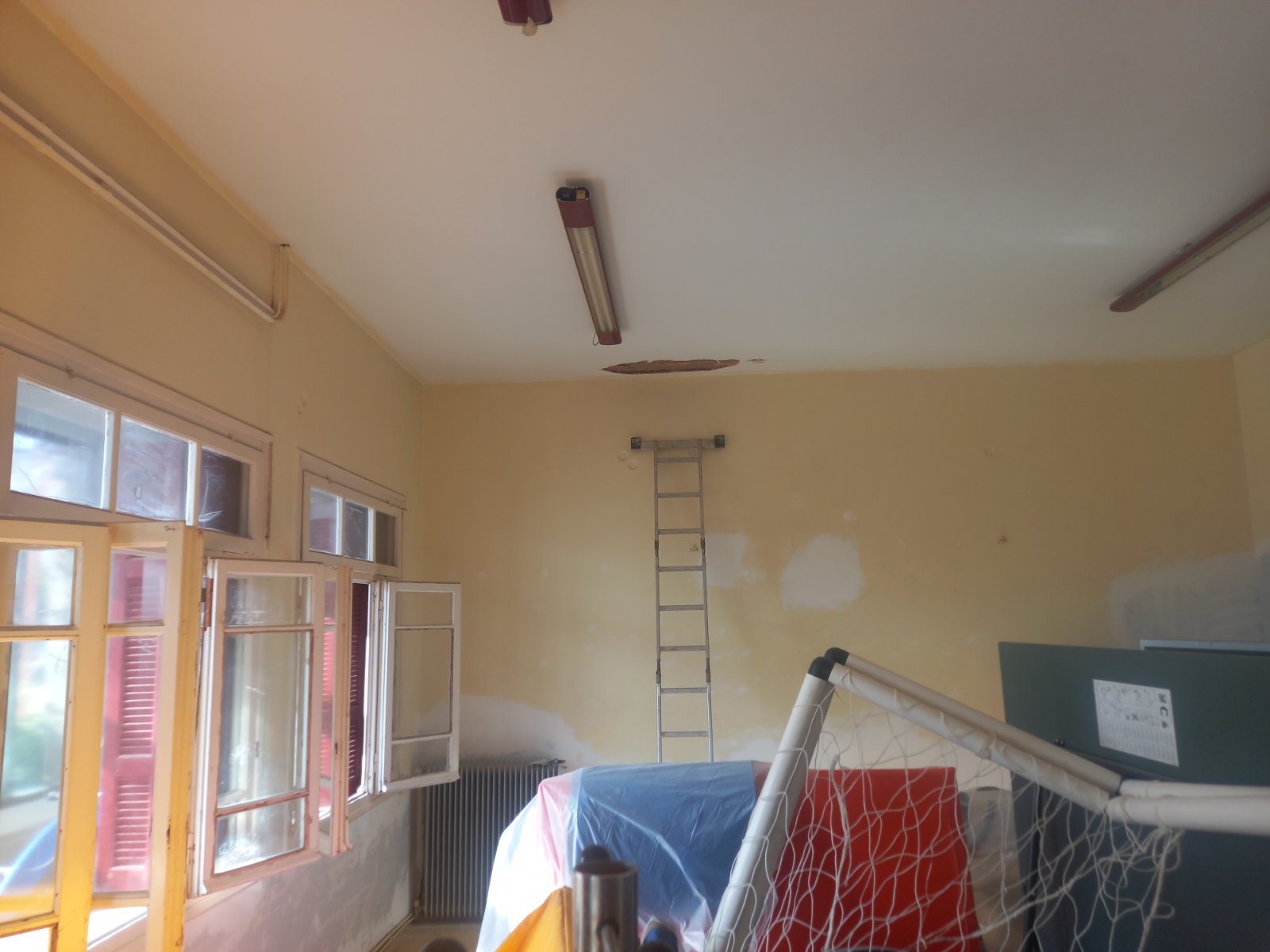 Ξεκίνησαν οι εργασίες βαψίματος και επιδιορθώσεων στο ΕΕΕΚ Παμμακαρίστου