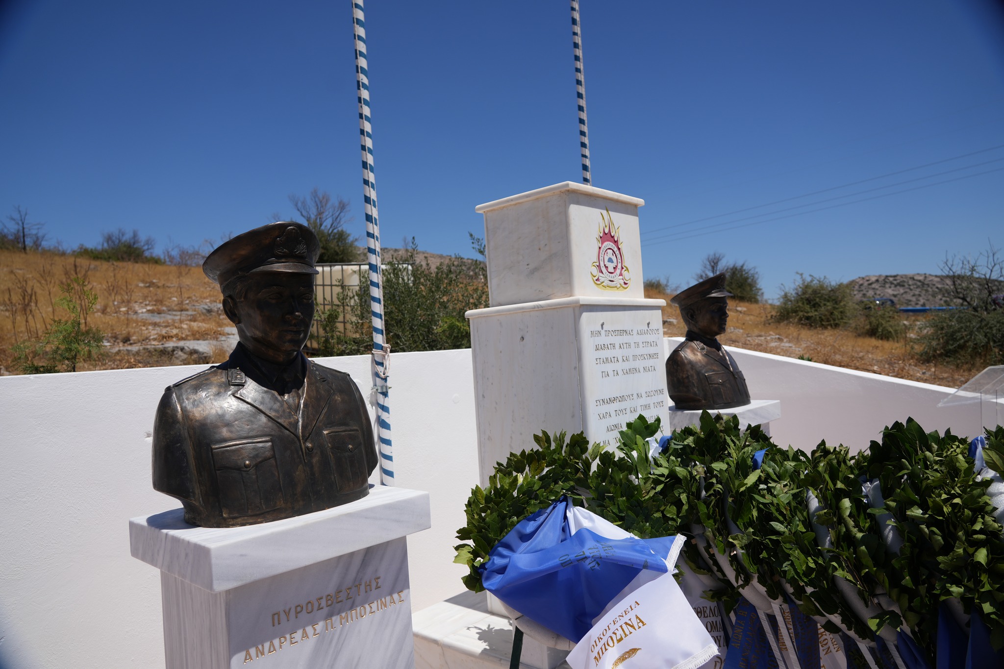 Πραγματοποιήθηκαν τα αποκαλυπτήρια των προτομών των δύο πυροσβεστών που έχασαν τη ζωή τους, εν ώρα καθήκοντος το 1999
