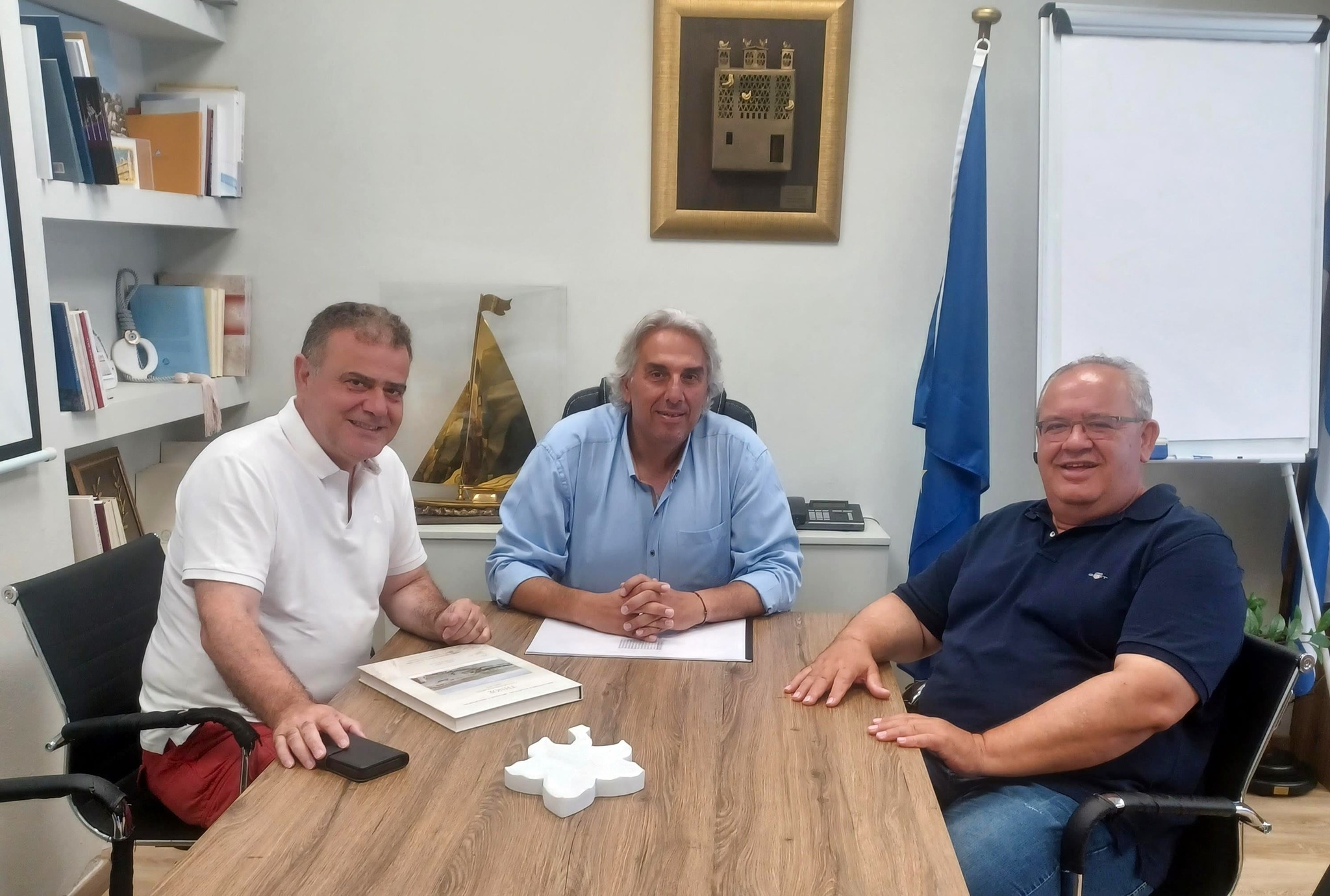Με τον Δήμαρχο Τήνου Παναγιώτη Κροντηρά συναντήθηκε ο Δήμαρχος Παλλήνης Χρήστος Αηδόνης