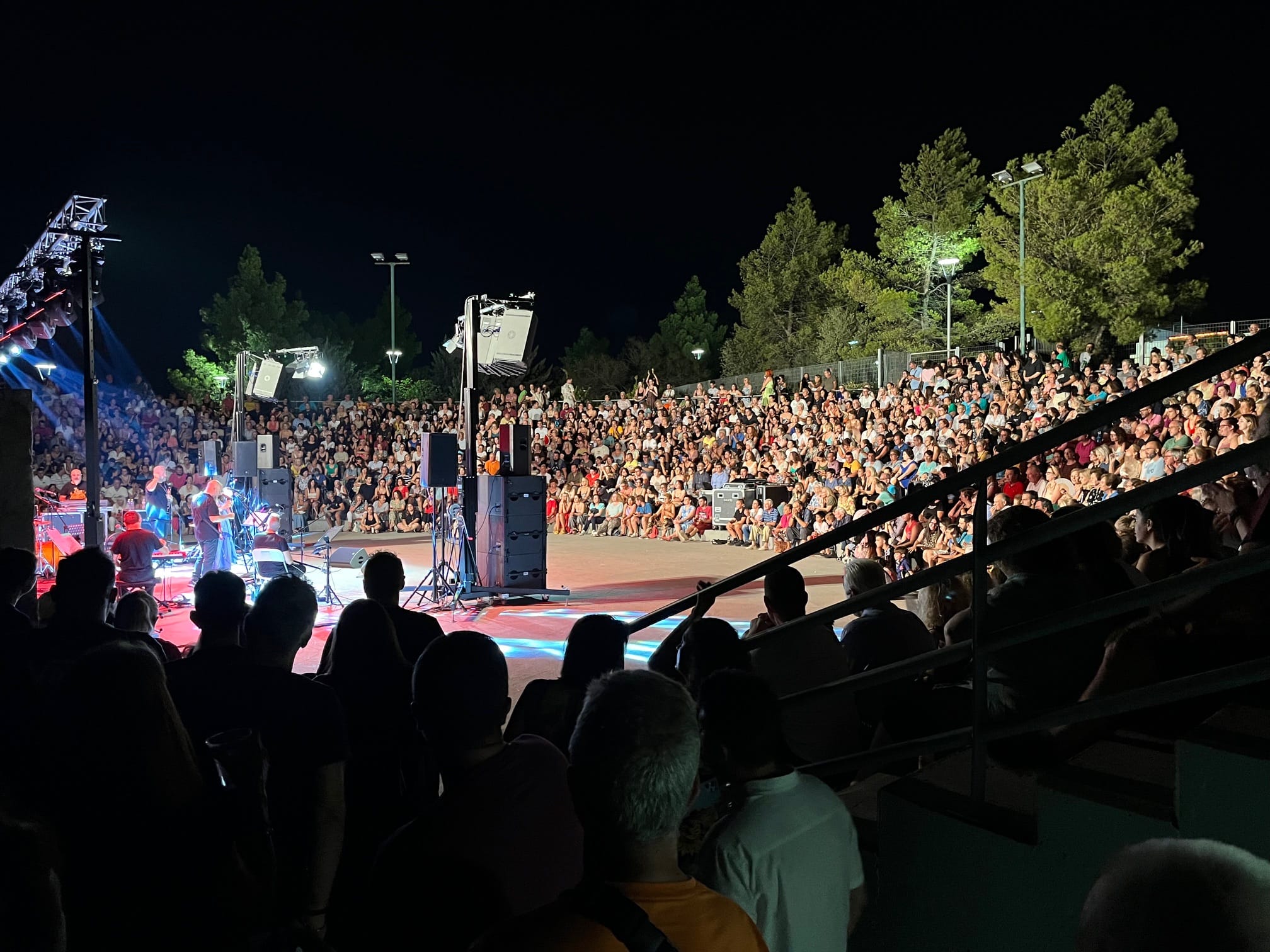 Μια υπέροχη βραδιά χάρισαν στο κοινό του Κορωπίου οι μεγάλες κυρίες του λαϊκού πενταγράμμου Ελένη Βιτάλη και Φωτεινή Βελεσιώτου