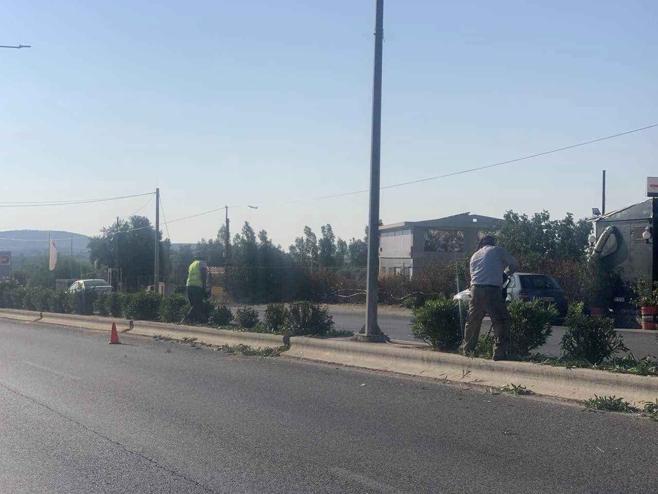 Δράση καθαρισμού στις νησίδες και στα πλευρικά τμήματα καθ' όλο το μήκος της διαδρομής από την Αρτέμιδα έως τα Σπάτα