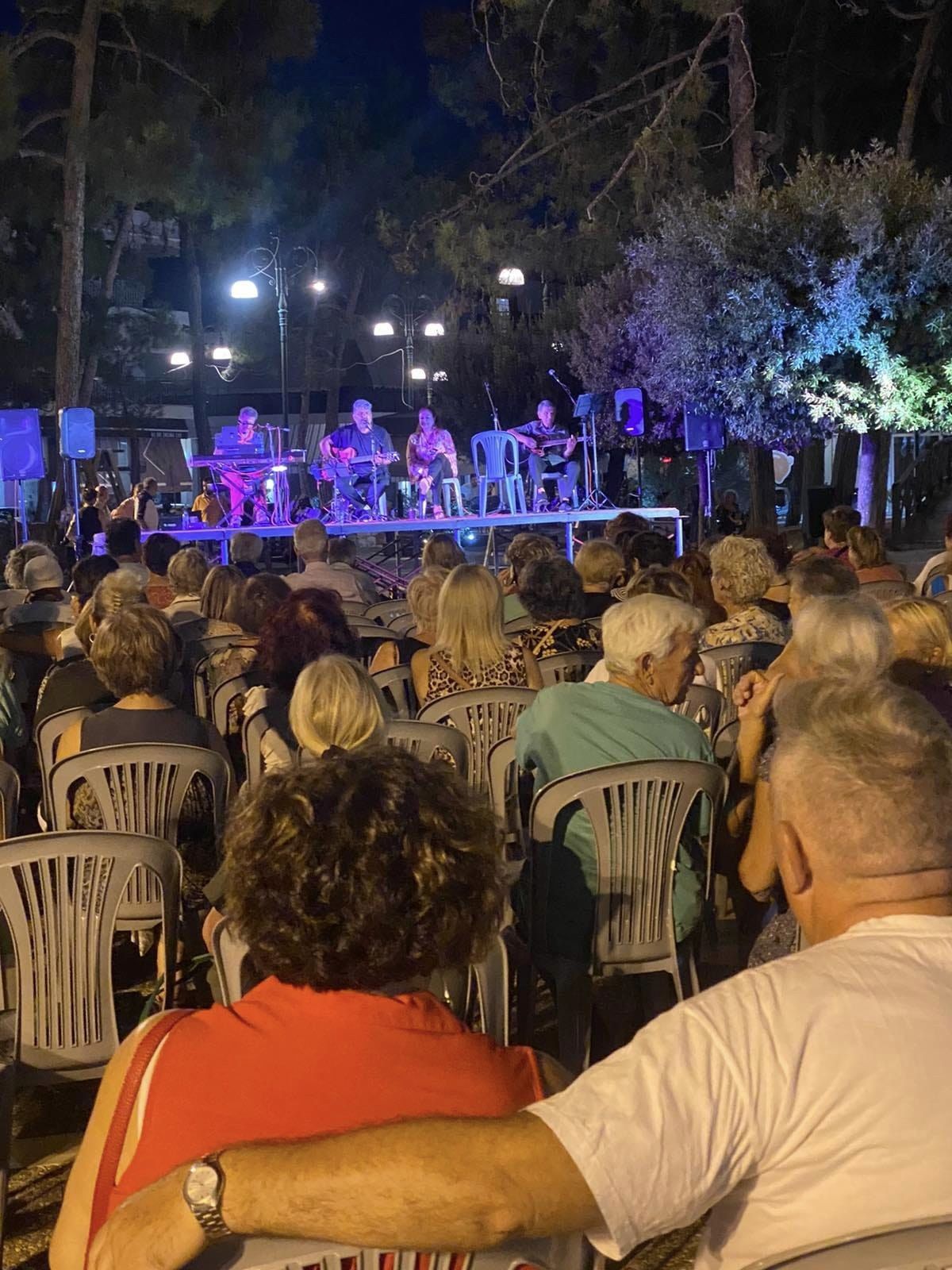 Άλλη μια υπέροχη βραδιά στην κατάμεστη απο κόσμο πλατεία Νέας Μάκρης με την "Λαϊκή Ορχήστρα των Φίλων"