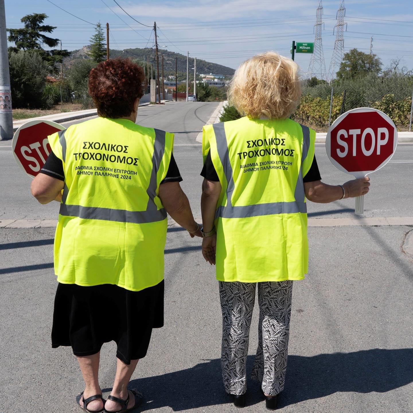 Στις θέσεις τους, έξω από τα σχολεία, βρίσκονται οι σχολικοί τροχονόμοι και στις τρεις Κοινότητες του Δήμου Παλλήνης