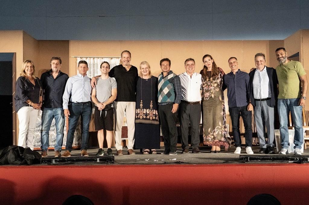 Με την ψυχή τους γέλασαν όσοι βρέθηκαν και παρακολουθήσαν την παράσταση «Στους 2 τρίτος… χωρεί!» στο Σινέ Γέρακας