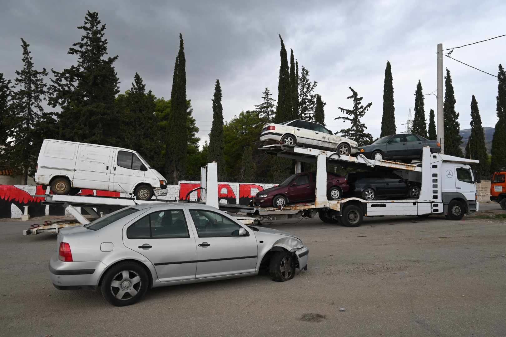 Η απομάκρυνση των εγκαταλελειμμένων αυτοκινήτων και μοτοσυκλετών συνεχίζεται, στο Δήμο Αχαρνών
