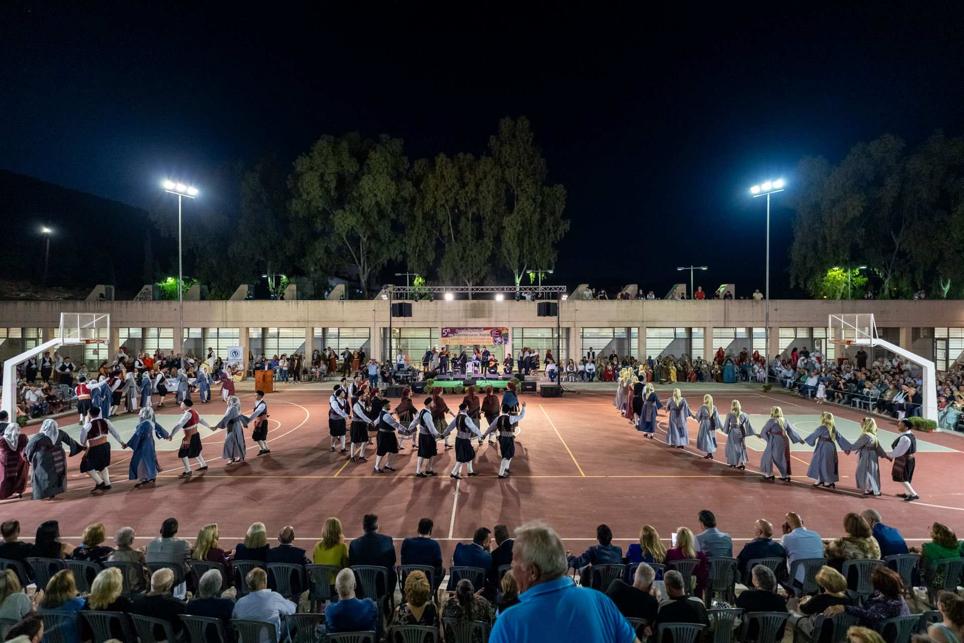 Εκατοντάδες θεατές παρευρέθηκαν στην Αφετηρία Μαραθωνίου Δρόμου για να παρακολουθήσουν την "5η Γιορτή Κρασιού και Παραδοσιακού χορού"