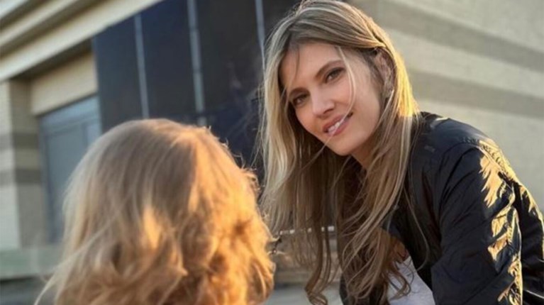 Η Εύα Καϊλή επέστρεψε στο Ευρωκοινοβούλιο - Περπάτησε στους διαδρόμους μαζί με την κόρη της