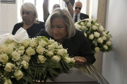 Λουκίλα Καρρέρ – Πλέσσα: «Λύγισε» πάνω από το φέρετρο του Μίμη Πλέσσα