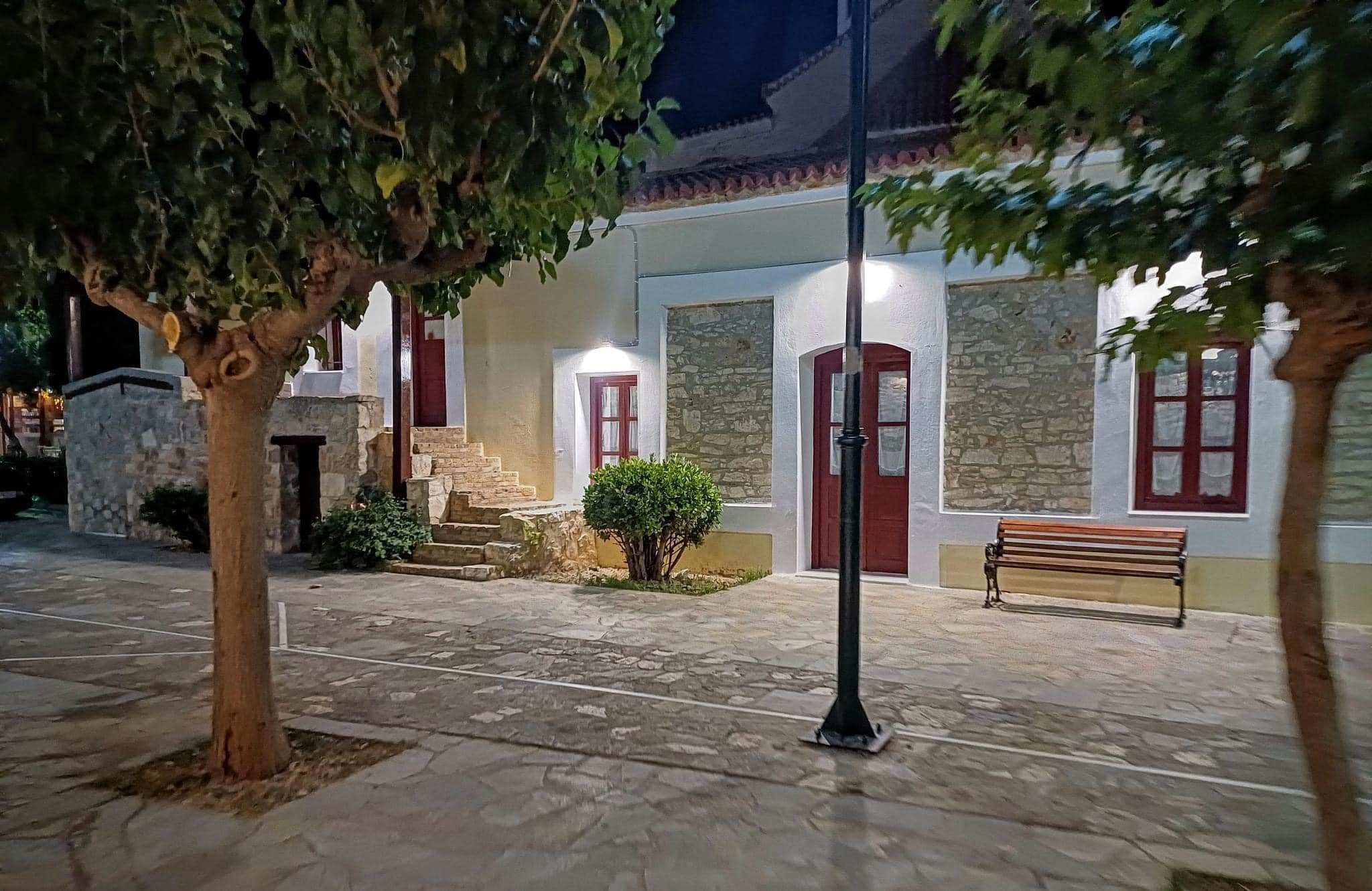Ανανέωση της φωταγώγησης της πλατείας Καλυβίων