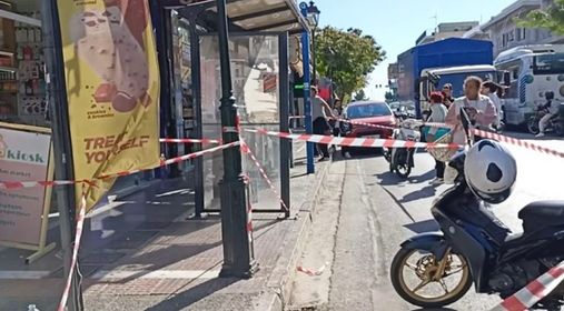 Άγιοι Ανάργυροι: Στο χειρουργείο η 14χρονη που τραυματίστηκε σοβαρά από σοβά που έπεσε από μπαλκόνι ενώ περίμενε το λεωφορείο