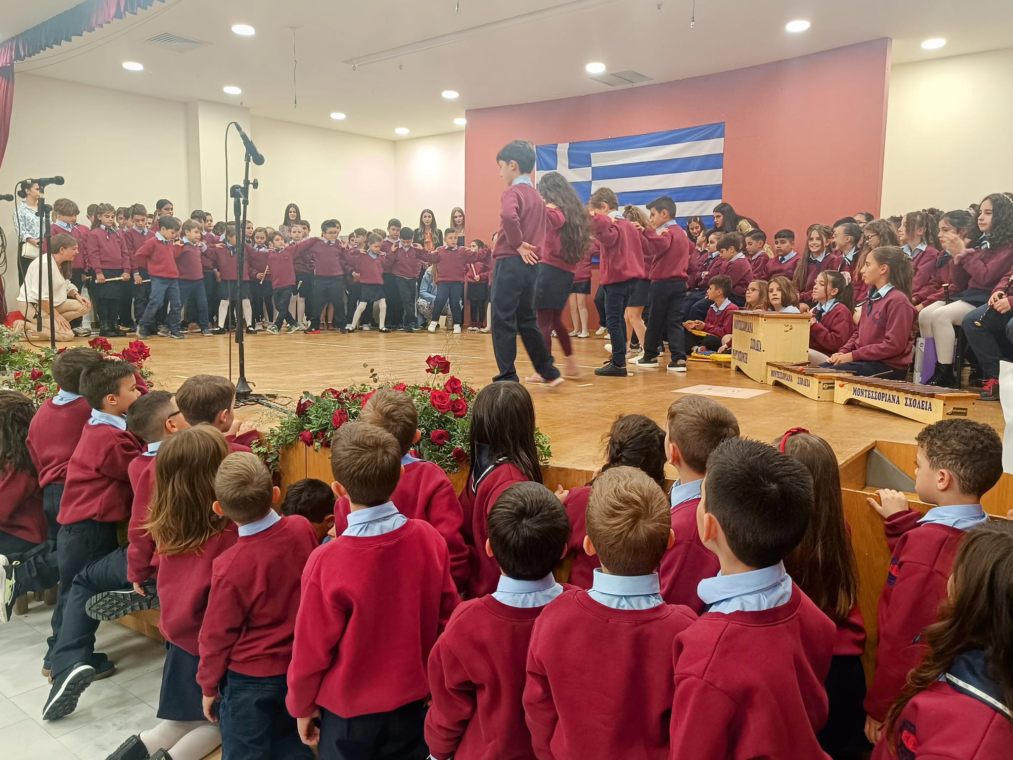 Με ποιήματα, τραγούδια του '40 και παραδοσιακούς χορούς, τίμησαν την επέτειο του ΟΧΙ, τα Μοντεσσοριανά σχολεία και ο Δήμος Αχαρνών