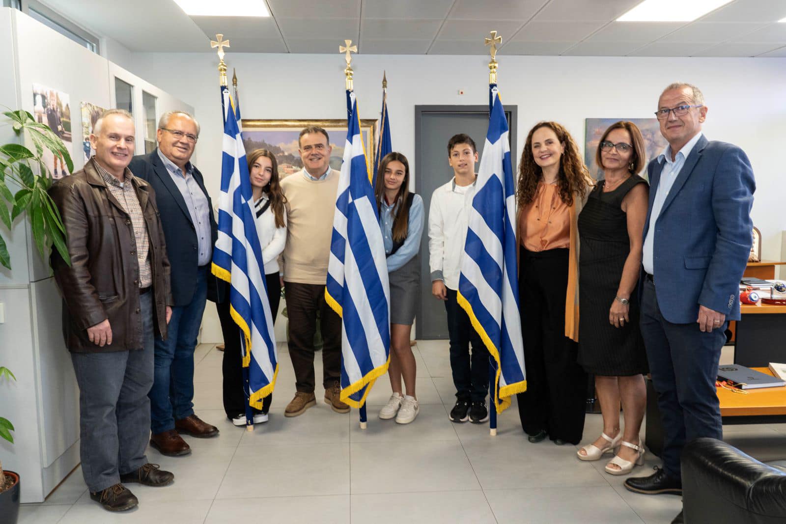 Παρέλαβαν τη σημαία από τον Δήμαρχο Παλλήνης, τρεις μαθητές της Γ’ τάξης Γυμνασίου 