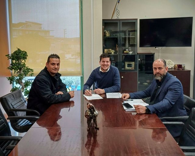 Υπογραφή σύμβασης για ενεργειακή αναβάθμιση Γυμνασίου Αναβύσσου, Λυκείου Καλυβίων και Κοινότητας Παλαιάς Φώκαιας 