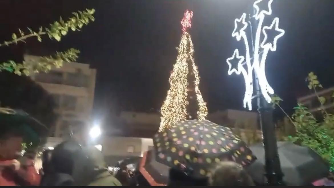 Μια ξεχωριστή βραδιά για το Λαύριο η φωταγώγηση του Χριστουγεννιάτικου δέντρου