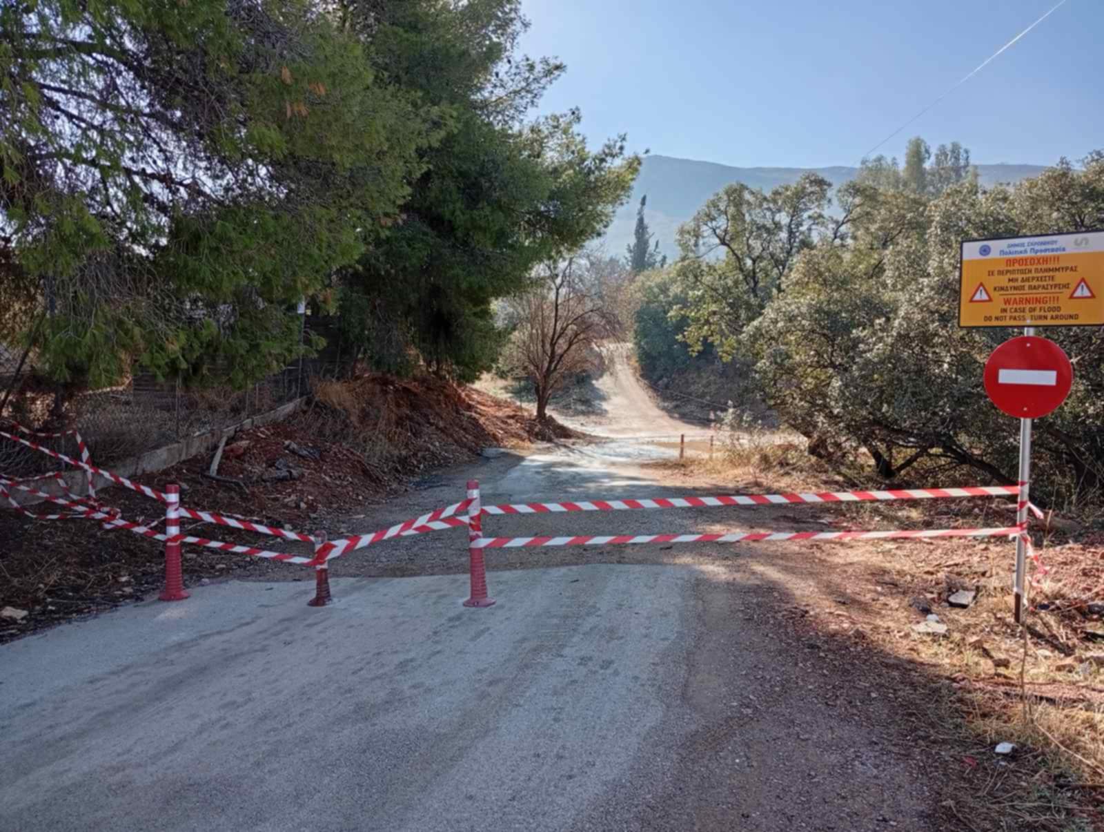Αντικαταστάθηκαν τα πλαστικά κολωνάκια της οδού Σωτηρίου Μερκούρη, στο Δήμο Σαρωνικού
