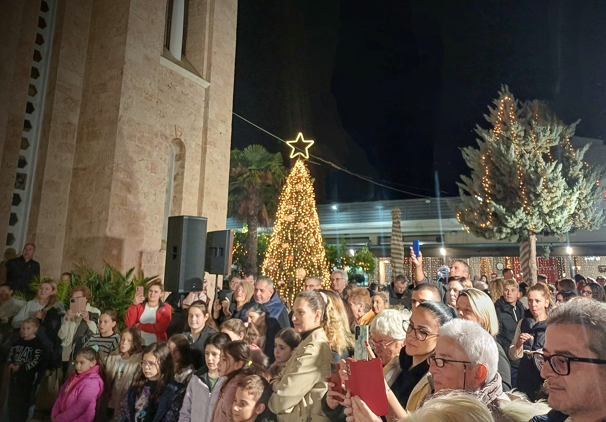Από την πλατεία των Καλυβίων ξεκίνησαν οι χριστουγεννιάτικες γιορτές του Δήμου Σαρωνικού