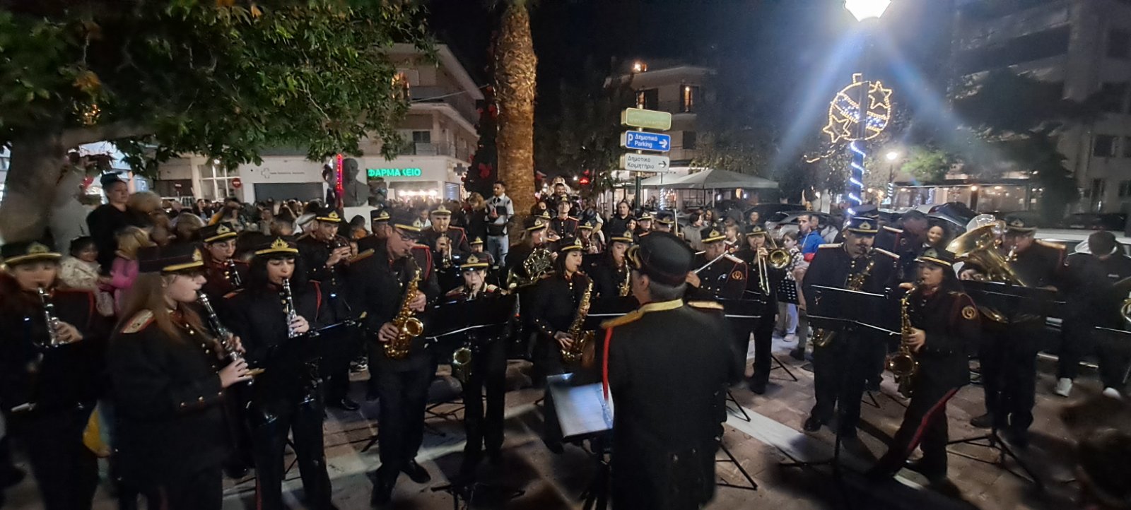 Φωταγωγήθηκε το Χριστουγεννιάτικο δέντρο στην Κερατέα