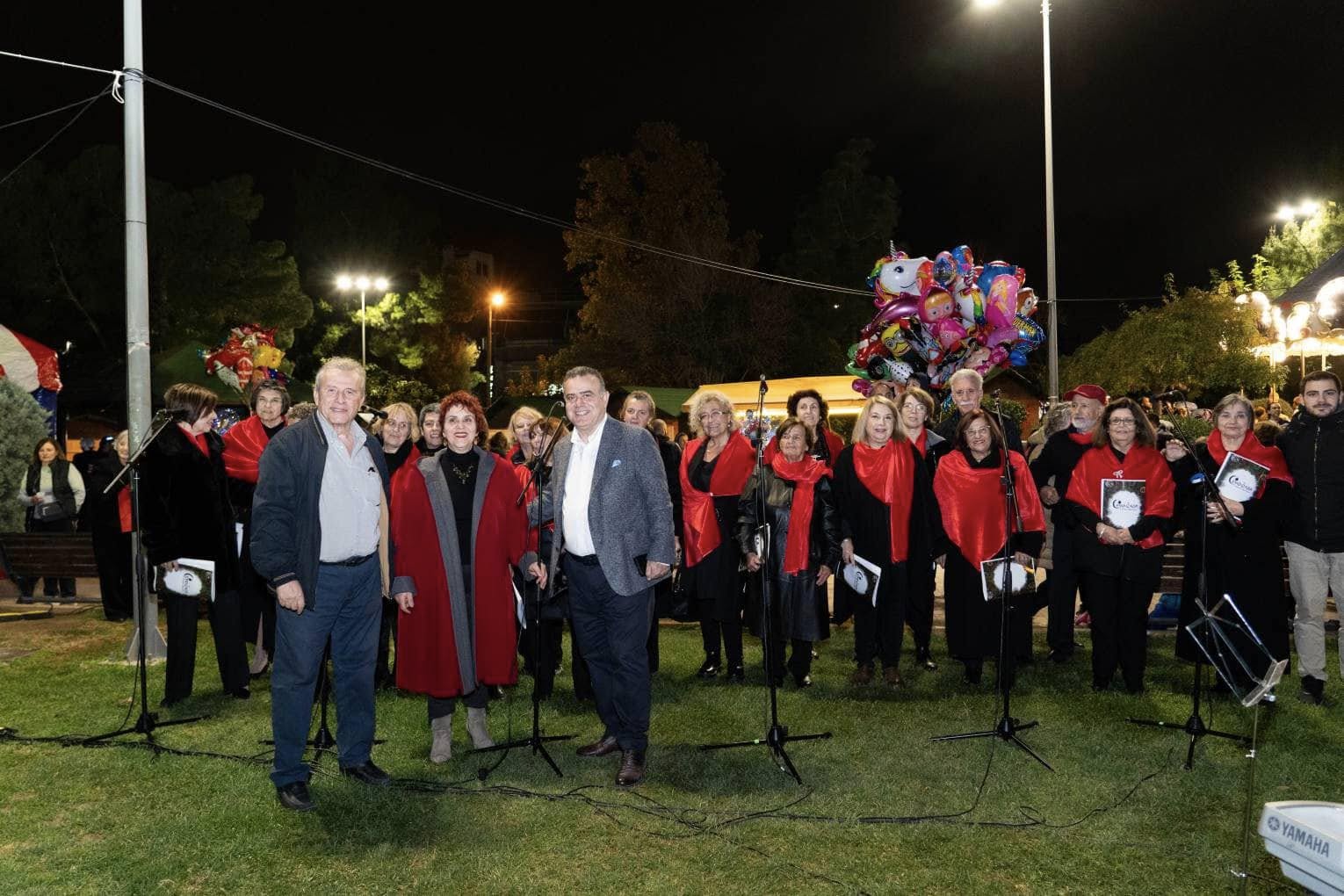 Στο κλίμα των Χριστουγέννων και η Παλλήνη με τη φωταγώγηση του Δέντρου