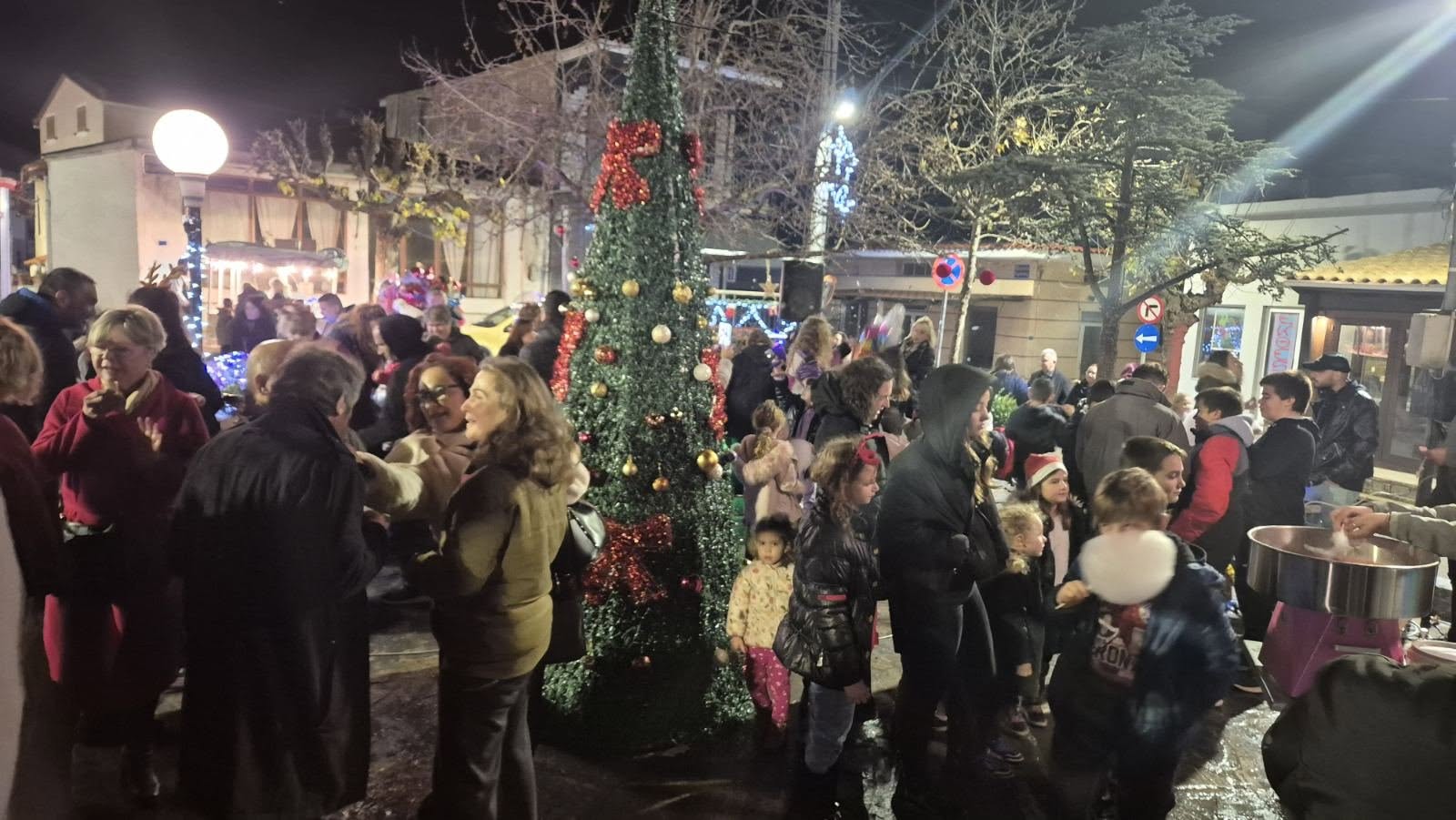 Μετά τον Μαραθώνα & τη Νέα Μάκρη, φωταγωγήθηκε και το Χριστουγεννιάτικο Δέντρο στην πλατεία του Βαρνάβα