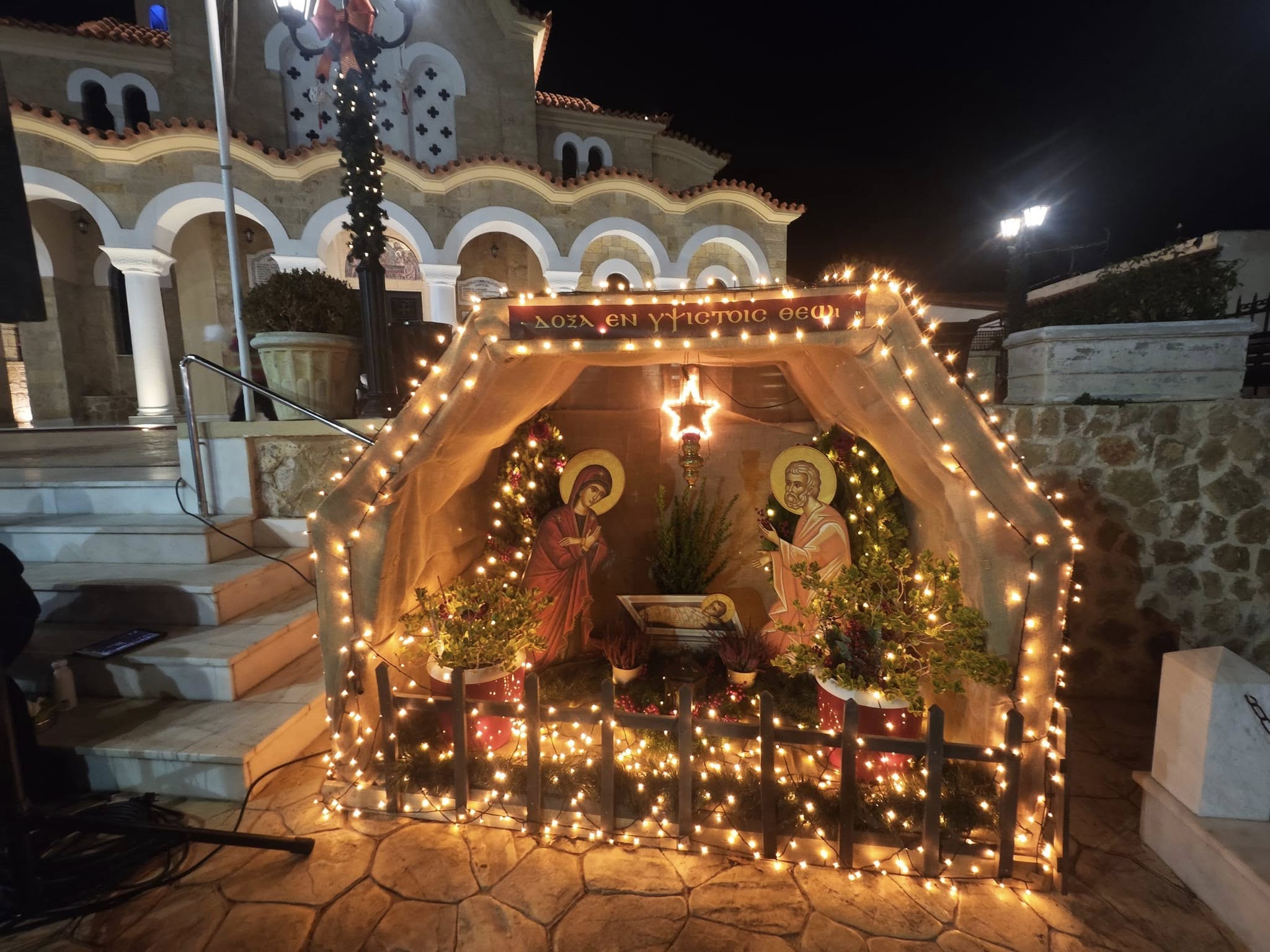 Παραμυθένιο σκηνικό στις Αφίδνες για το άναμμα του χριστουγεννιάτικου δέντρου