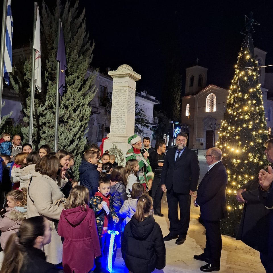 Άναψε το χριστουγεννιάτικο δέντρο στον Μαραθώνα
