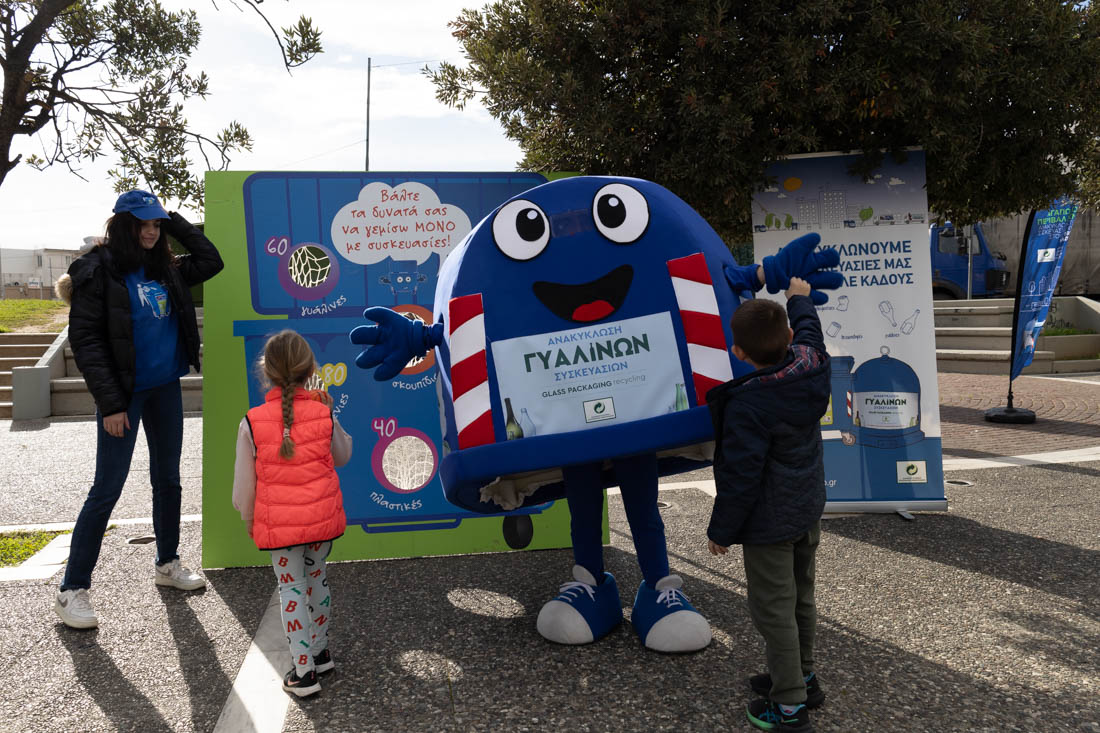 Μάθηση και διασκέδαση συνδύασε η εορταστική εκδήλωση που πραγματοποιήθηκε στην κεντρική πλατεία της Νέας Μάκρης