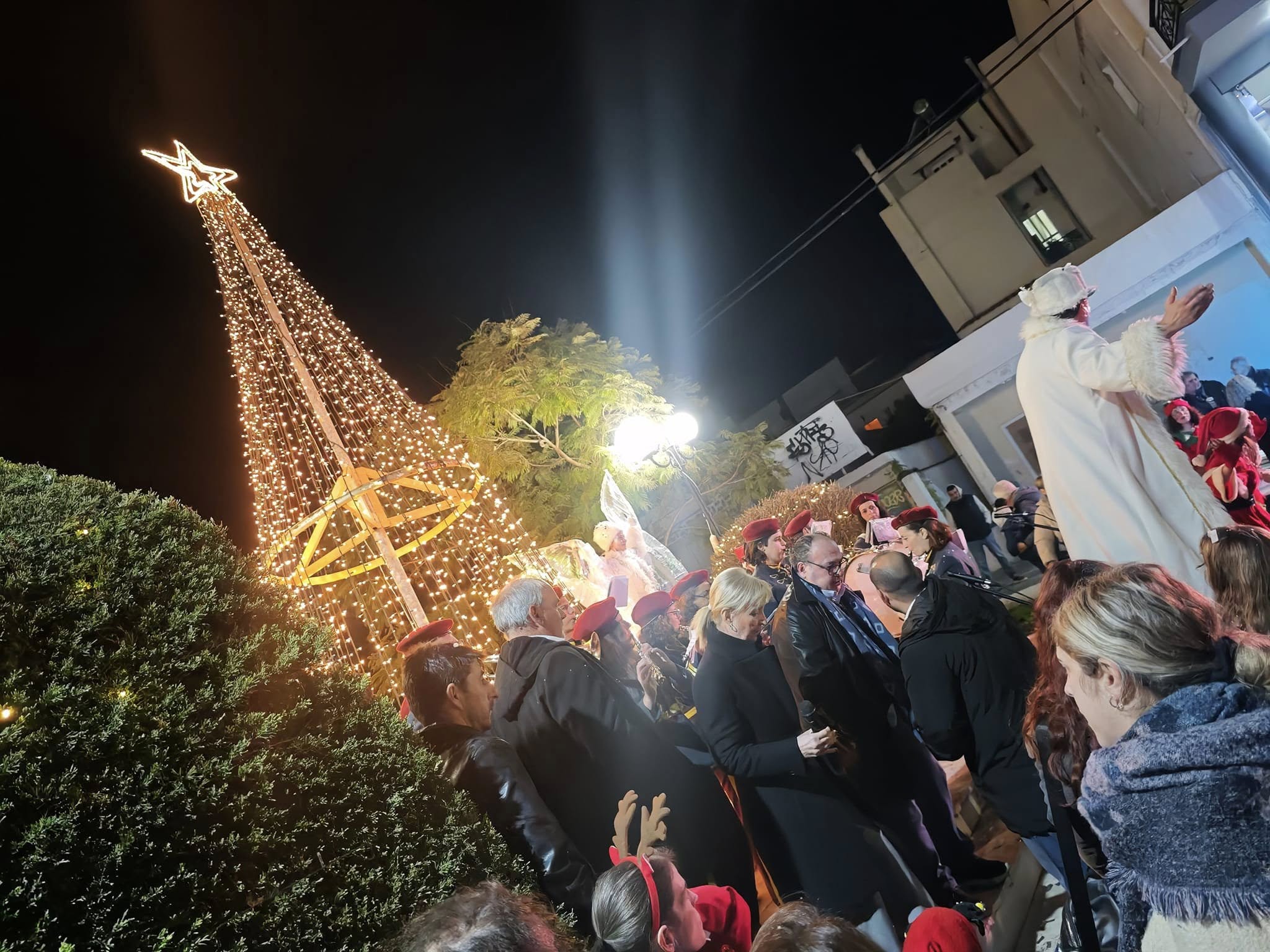 Αναψε το χριστουγεννιάτικο δέντρο σε Νέα Παλάτια και Σκάλα Ωρωπού
